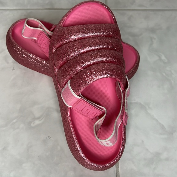 UGG K SPORT YEAH GLITTER 
PINK
USA 13
Closure type
Hook & Loop
Water resistance - Picture 4 of 8